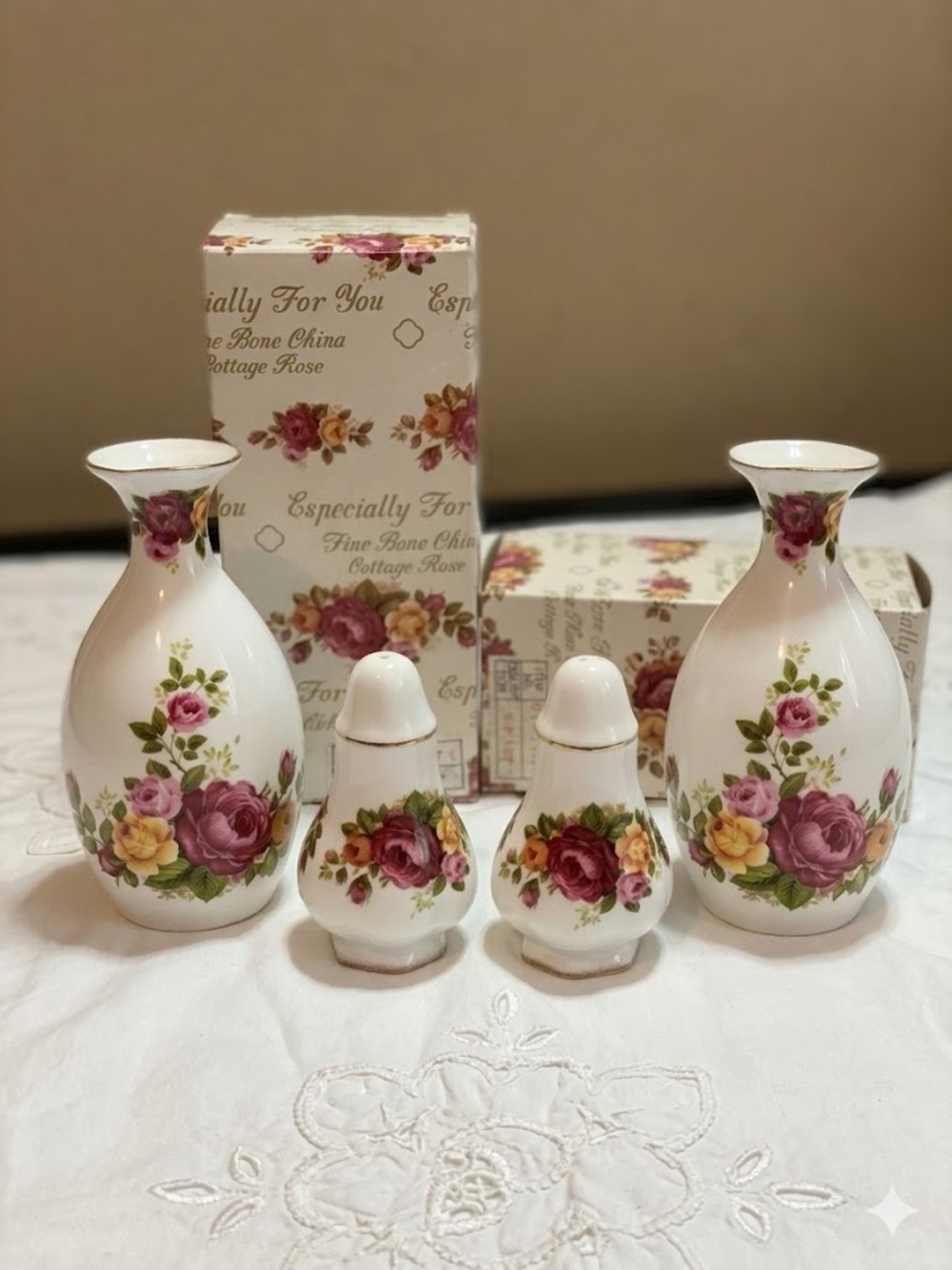 Vintage Cottage Rose Fine Bone China 4-piece Set with Boxes